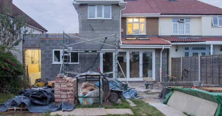obtenez une estimation précise pour la rénovation de votre maison. planifiez votre projet de rénovation avec un devis clair et détaillé.