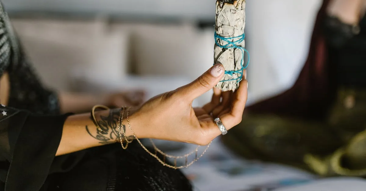 découvrez les bienfaits du brûlage de sauge, une pratique traditionnelle pour purifier l'air, chasser les énergies négatives et favoriser la relaxation.