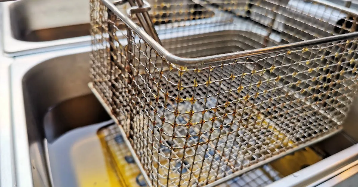 découvrez comment éliminer correctement l'huile de cuisson usagée pour protéger l'environnement et éviter les blocages dans les canalisations.