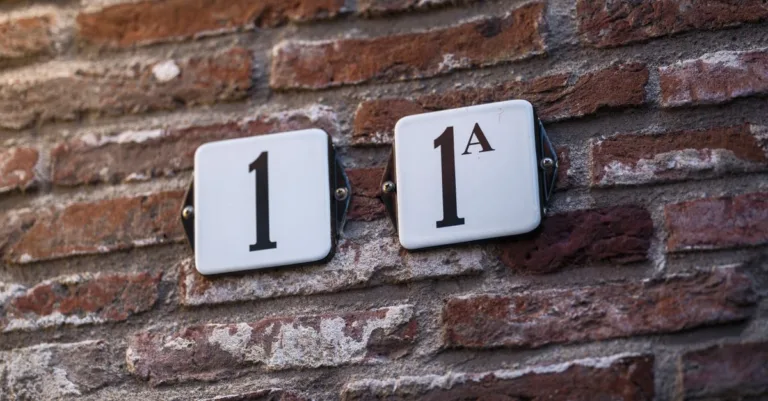 découvrez la signification du nombre 11:11, un symbole puissant souvent associé à la synchronicité, l'éveil spirituel et les messages de l'univers.