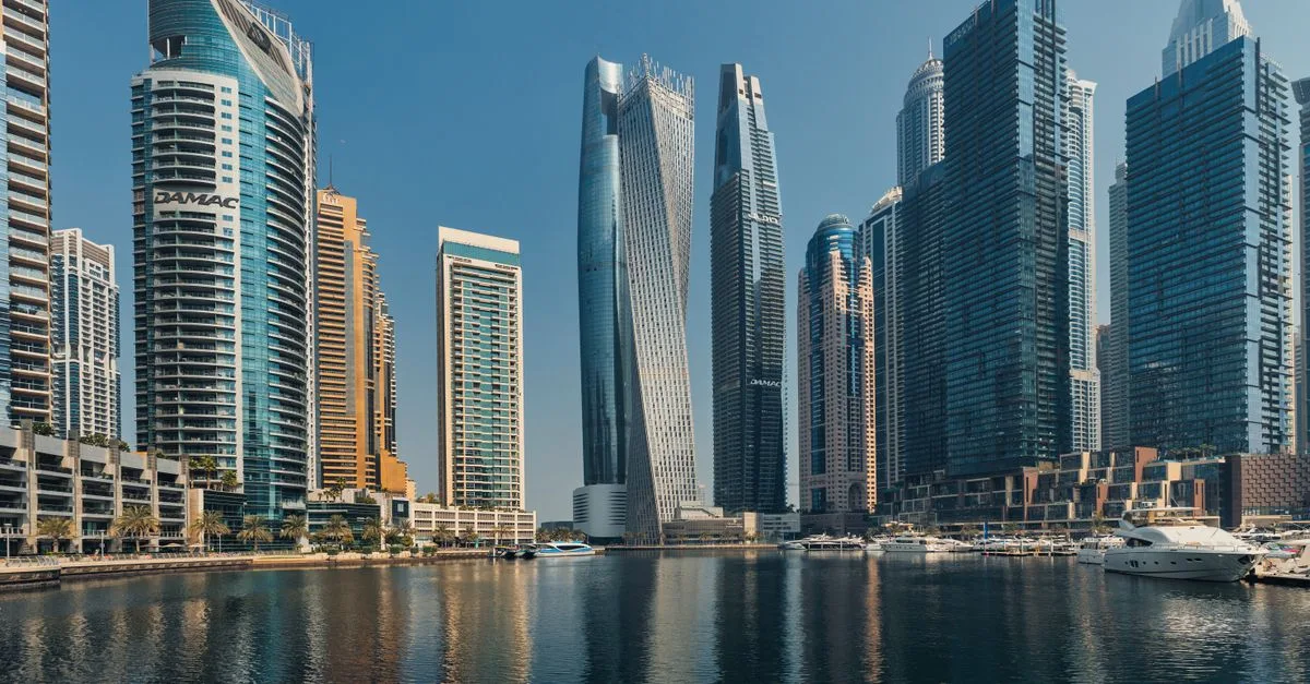 découvrez almas tower, l'emblématique gratte-ciel de dubaï, célèbre pour son architecture unique et ses vues imprenables sur la ville.