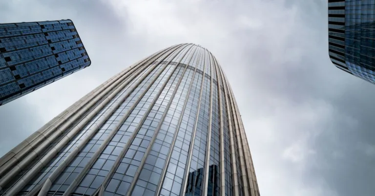 découvrez la tour almas, un emblème architectural moderne offrant des bureaux de prestige au cœur de dubaï, idéal pour les entreprises internationales.