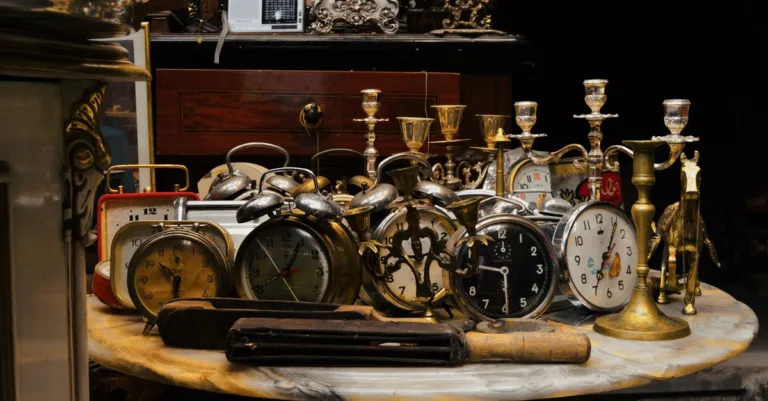 estimation et expertise d'horloges comtoises : découvrez la valeur de votre pendule ancienne avec nos spécialistes.