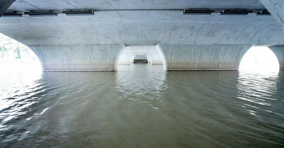 caniveau de drainage en béton : solution durable et efficace pour évacuer les eaux pluviales et prévenir les inondations.