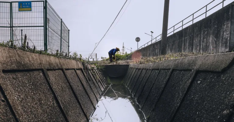 caniveau de drainage en béton durable et résistant, idéal pour l'évacuation efficace des eaux pluviales et la gestion des fluides sur chantier ou surface routière.