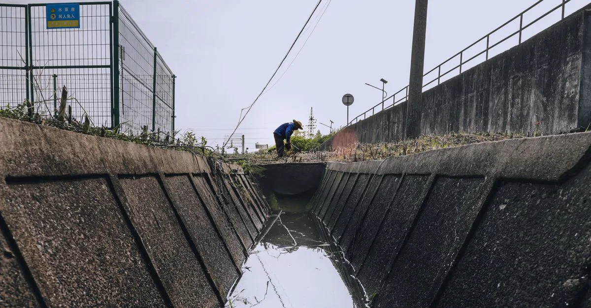 caniveau de drainage en béton durable et résistant, idéal pour l'évacuation efficace des eaux pluviales et la gestion des fluides sur chantier ou surface routière.