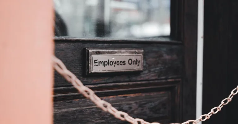 accès sécurisé pour les employés permettant la gestion efficace des ressources et des informations internes.