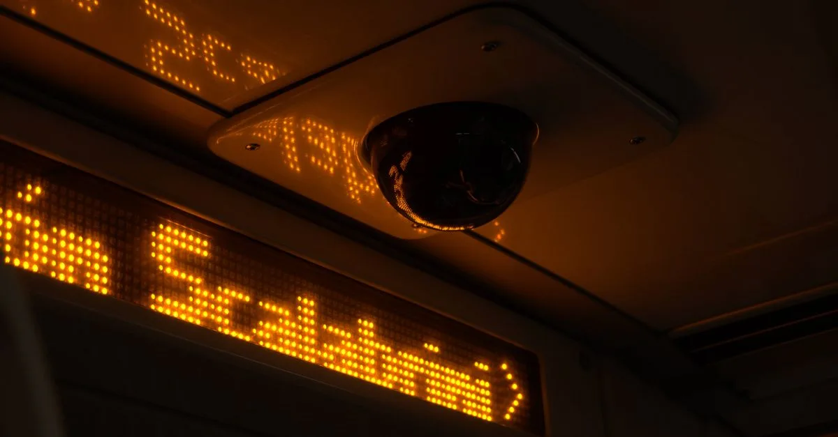 panneaux de surveillance avant effraction pour dissuader les cambrioleurs et protéger votre domicile efficacement.