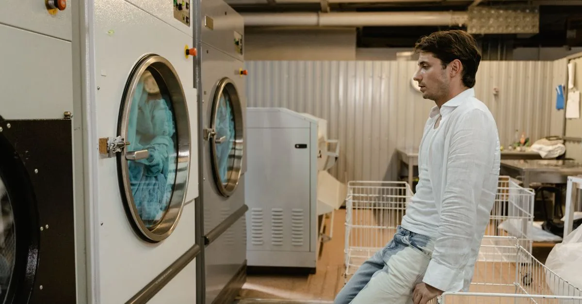 découvrez les causes du bruit de votre machine à laver et comment y remédier pour un fonctionnement silencieux et efficace.