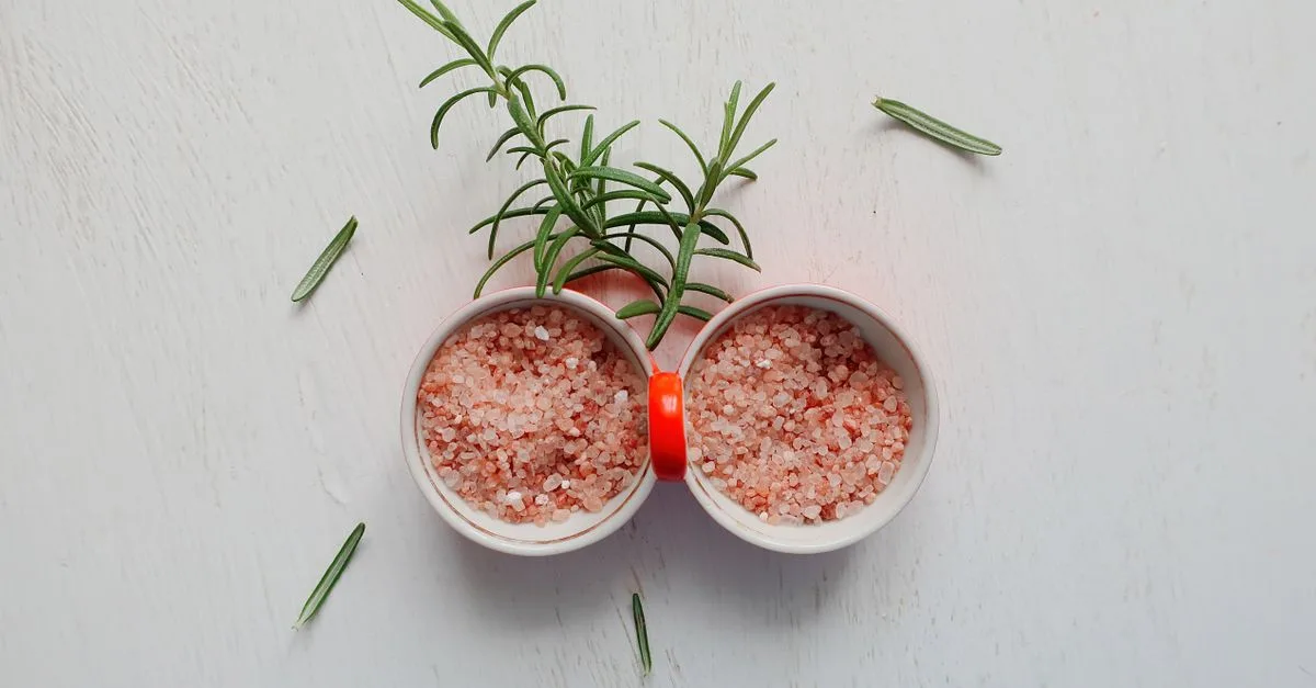 découvrez les bienfaits d'un mélange simple de vinaigre blanc et de sel, idéal pour le nettoyage naturel, la désinfection et bien plus encore.