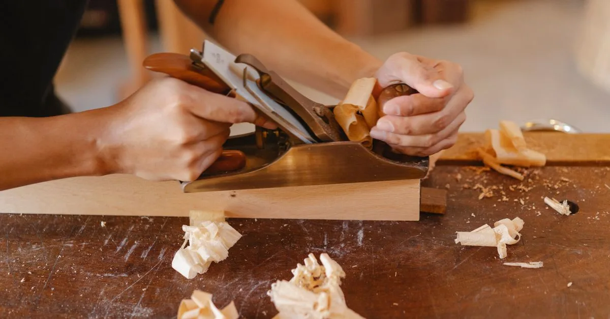 découvrez l'art de la menuiserie : techniques, outils et conseils pour créer des meubles en bois uniques et durables.