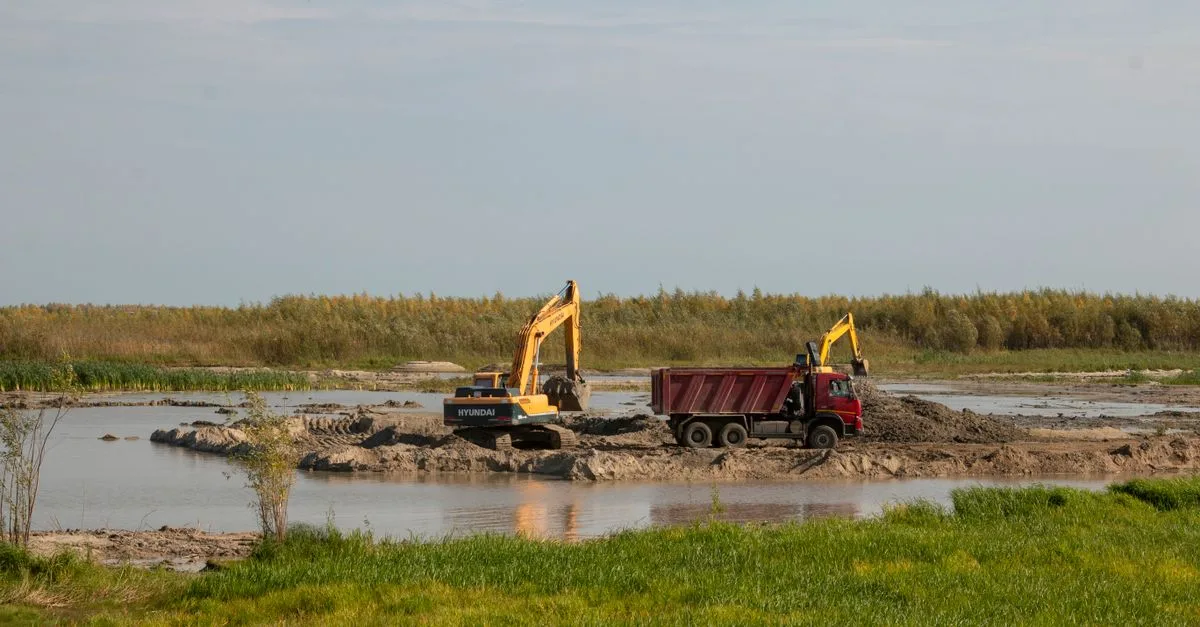 travaux de terrassement : préparation et modification du terrain pour vos projets de construction, aménagement paysager et infrastructure.