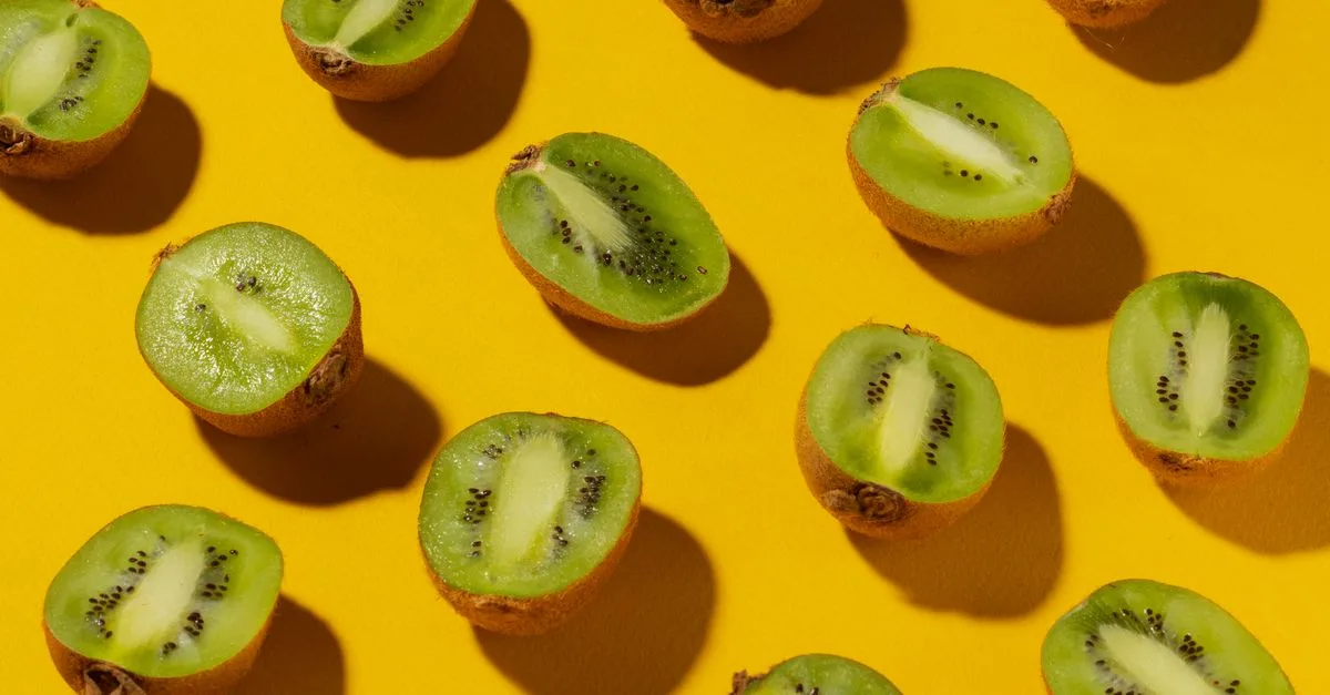 découvrez la saison du kiwi en france : périodes de récolte, variétés locales et conseils pour choisir des kiwis savoureux et de qualité.