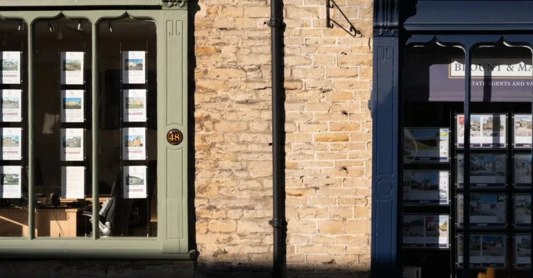 découvrez tout ce qu'il faut savoir sur les frais d'agence immobilière : types, montants et conseils pour bien les gérer lors de votre achat ou vente de bien immobilier.