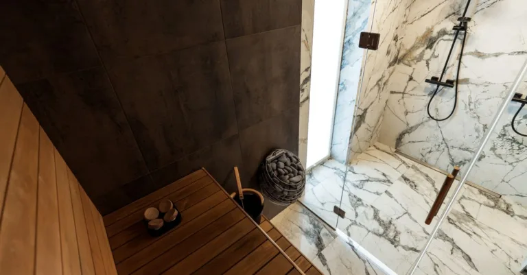 découvrez comment choisir la cabine de douche idéale pour votre salle de bain en fonction de l'espace, du design et de vos besoins.